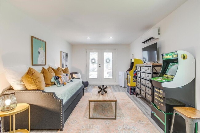 Photo - Renovated Garage Apartment Steps Off Camp ... Unit B
