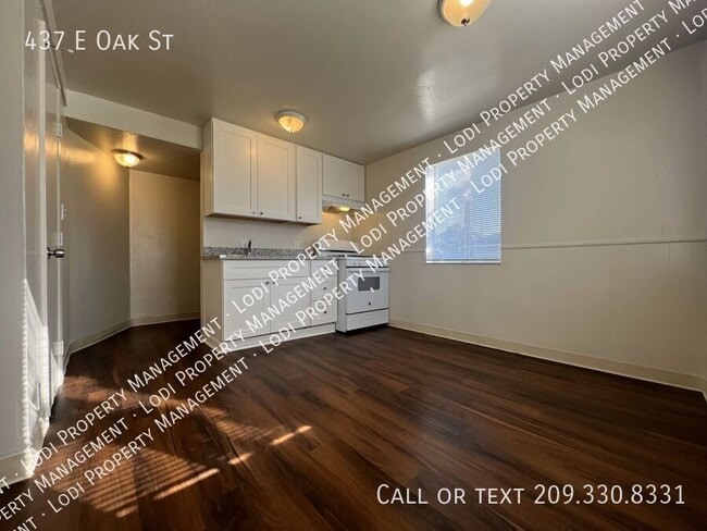 Photo - 437 E Oak St