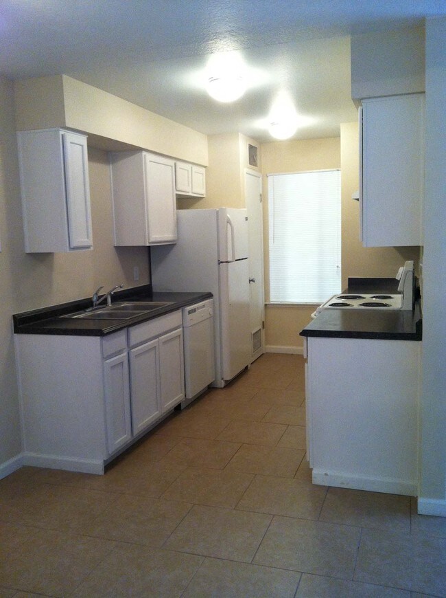 Photo - Teakwood Gardens Apartments