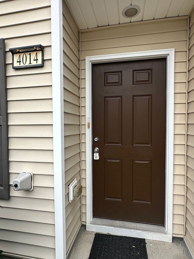 Photo - Spacious 3 Bed, 3.5 Bath Townhome in Desirable & Convenient Highland Creek Community!