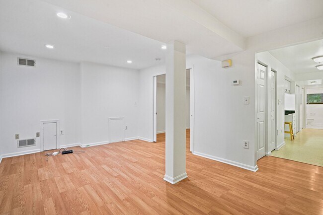 Photo - Wonderful Woodley 1 Bedroom with Parking
