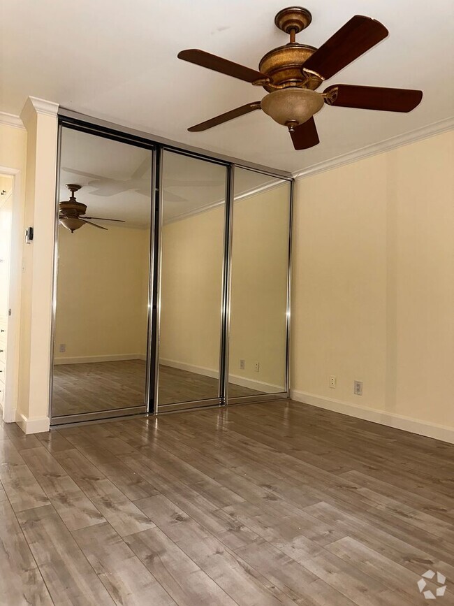 Building Photo - Beautiful and Spacious 2/BD/2BA with two P... Rental