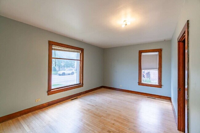 4 bedroom 1 bath - available for June 1st close to UWEC on Water St!