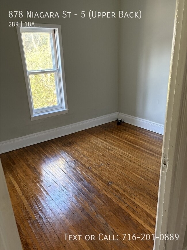 Photo - 878 Niagara St Unit 5 (Upper Back)