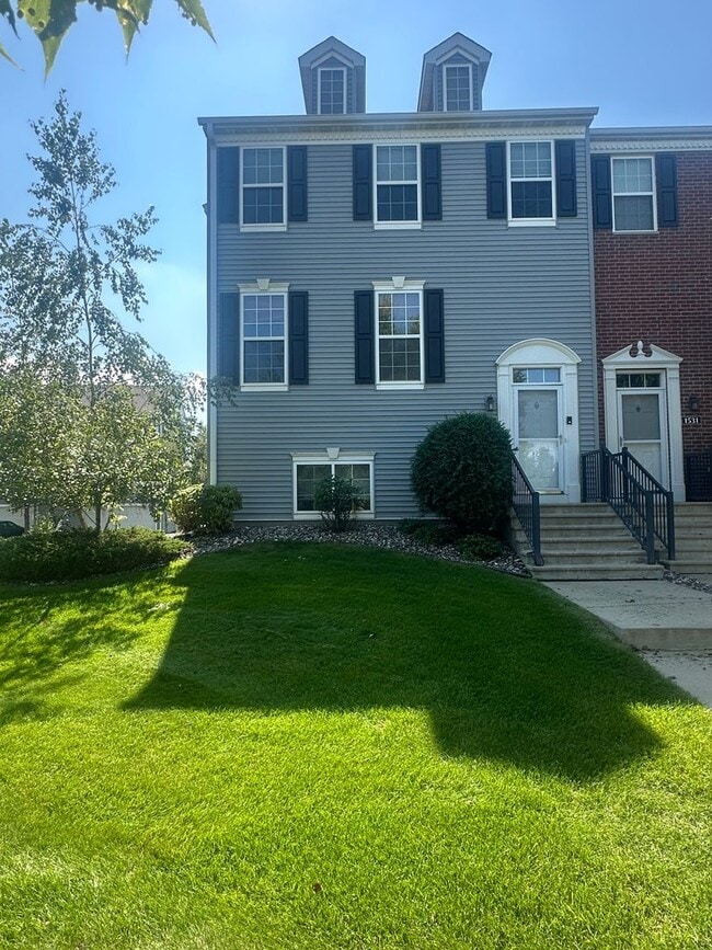 Building Photo - Gorgeous 4 Bedroom/3.5 Bath Luxury Townhom... Rental