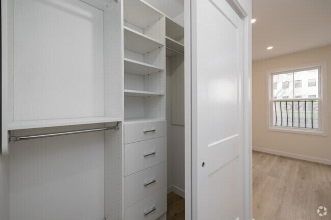 Studio - 476SF - Closet - 584 Main St