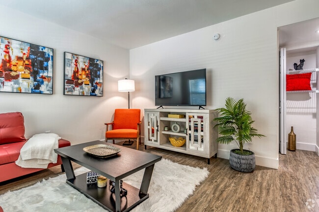 2BR, 1BA - 637SF