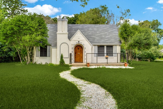 Photo - 133 E 7th St