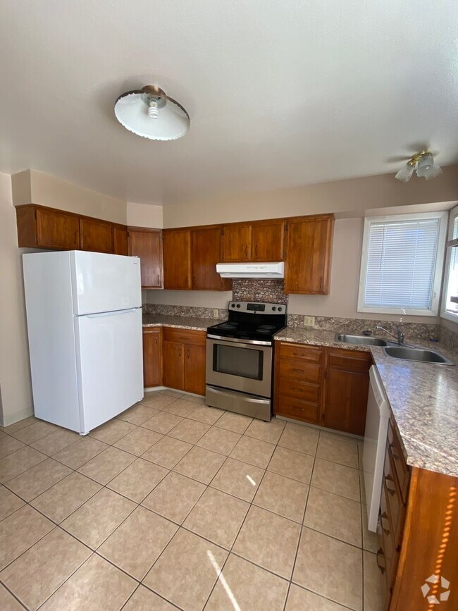 Building Photo - 2 Bed 1 Bath duplex with water, sewer and ... Rental