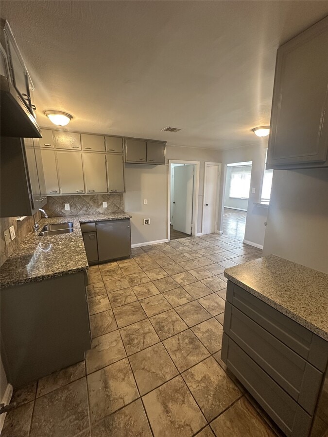 Photo - 5847 Belcrest St