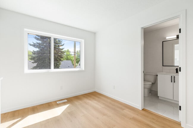 Photo - 12127-12193 93 St NW Unit GAR 12127