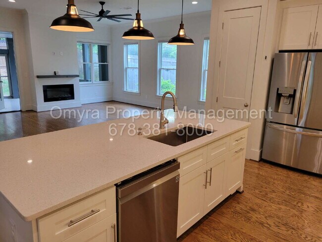 Photo - Luxurious 4 Bedroom Home near Grant Park! Unit #B