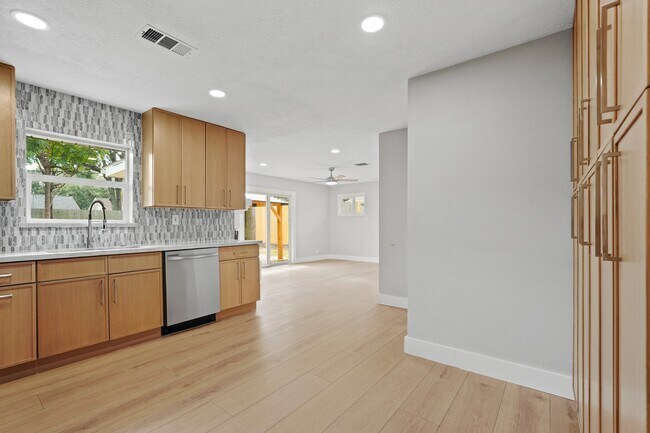 Building Photo - 5451 Redstart St