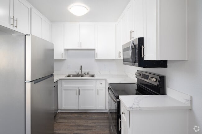 2BR, 2BA - 805SF - Kitchen