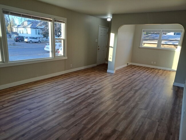 Building Photo - r815 Ave C Unit 815