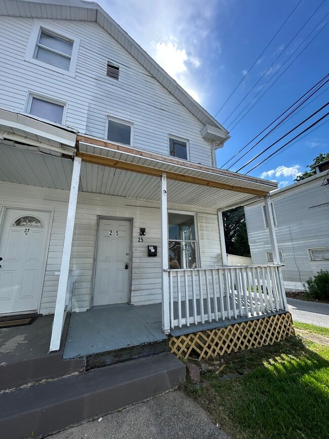 Building Photo - 25 Butler St Unit House