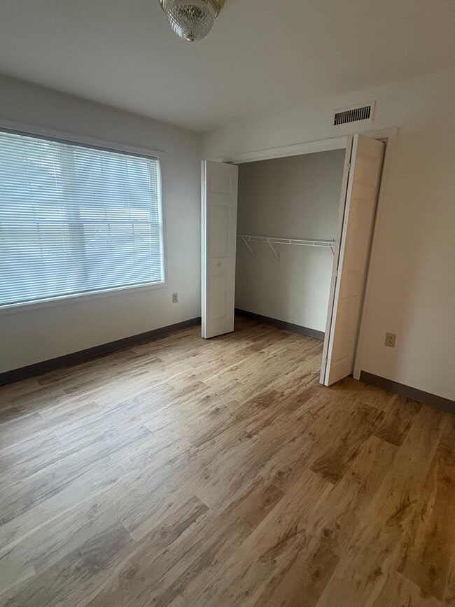 223 S Camp Ave Unidad Camp single bedroom