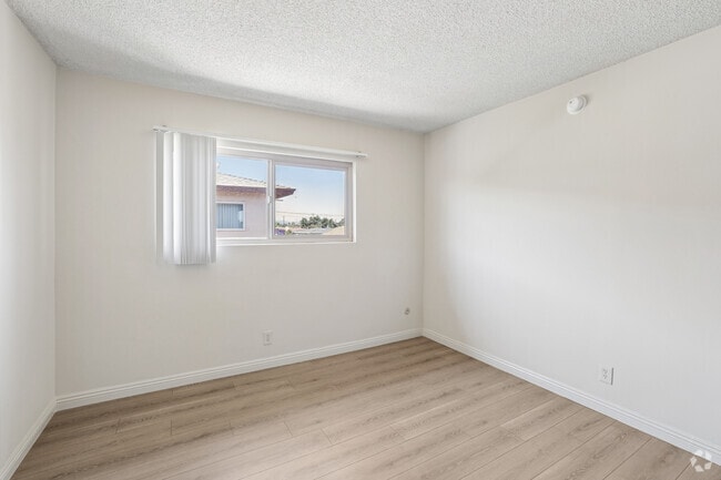 2BR, 2BA - 1,050SF - Primary Bedroom - Lindale Villa Apartments