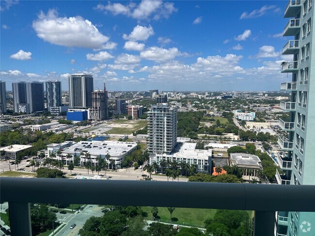 Building Photo - 1800 N Bayshore Dr Unit 3010 Rental