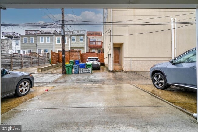 Photo - 939 Baylis St