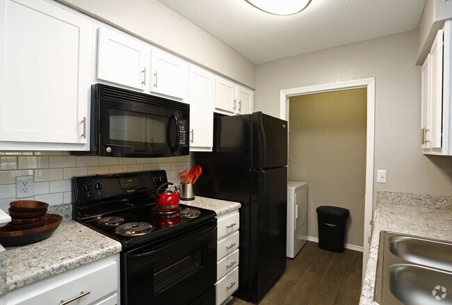 2BR, 2BA - 900sf D- Kitchen - Duraleigh Woods