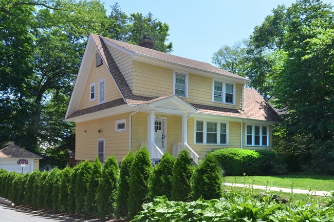 Building Photo - 162 Rockingstone Ave Rental