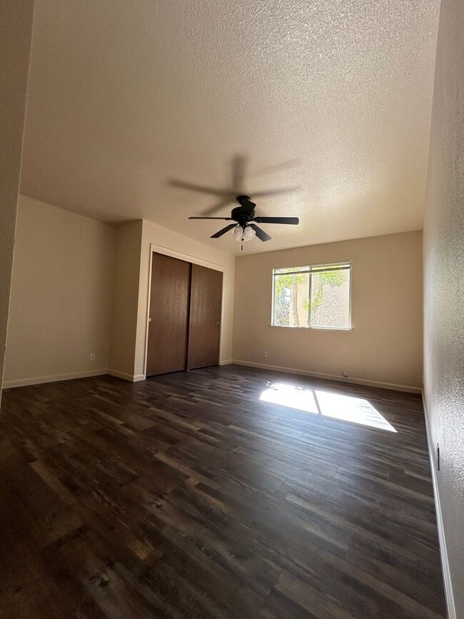 Photo - 3 Bed, 2.5 Bathroom Apartment Unit 1041-4