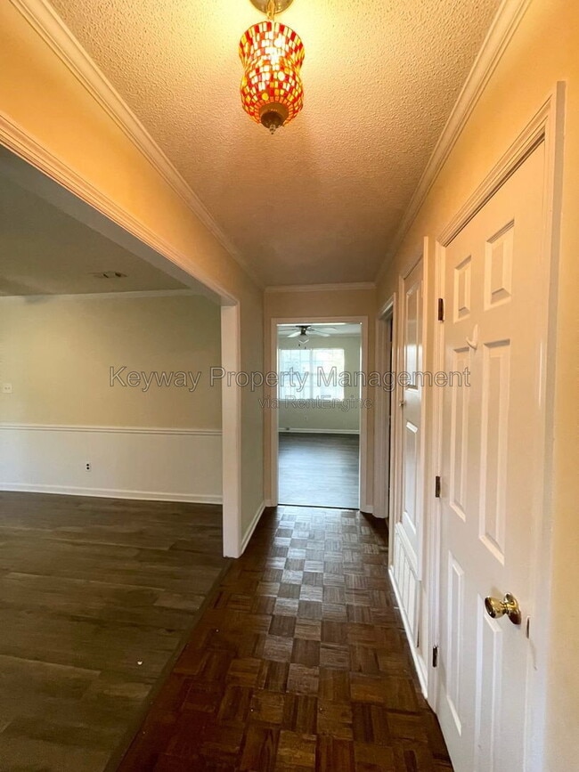 Photo - 642 Clinton Way W