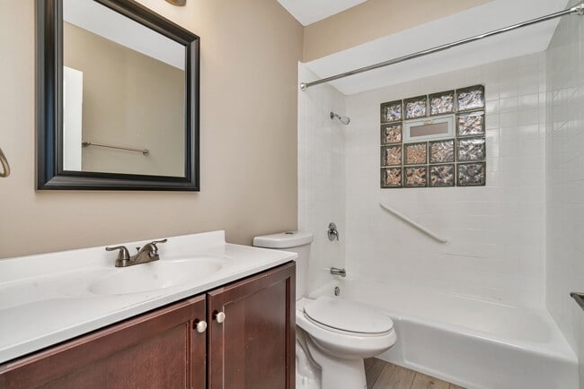 Photo - Lakeside Village Apartments