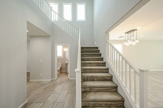 Photo - Beautiful 5bedrooms-2Baths Modern Style Home!