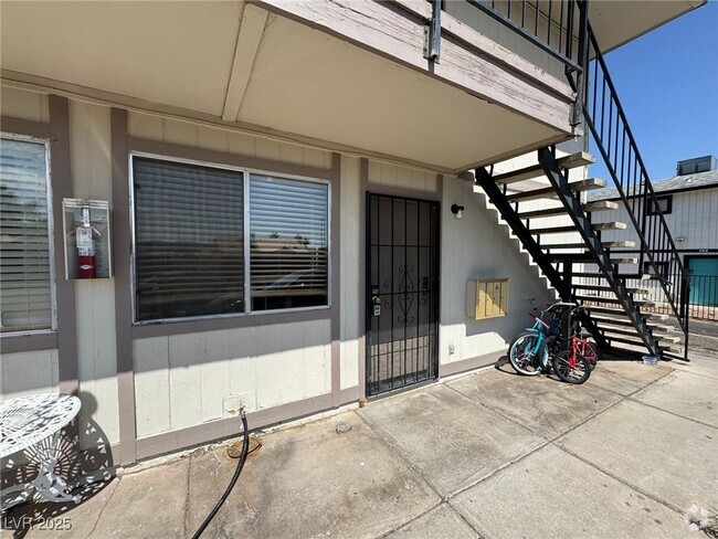 Building Photo - 805 Palo Verde Dr Unit B Rental