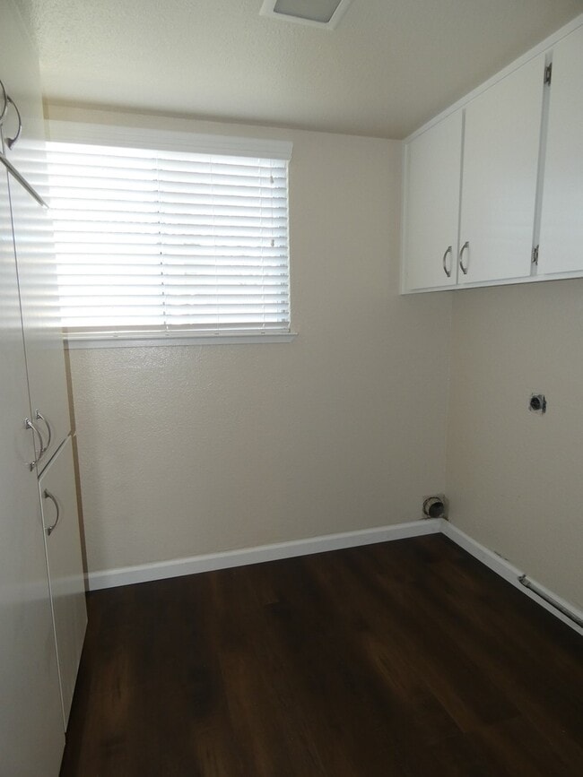 Photo - Townhouse Located Near School, Parks, Freeway Access!