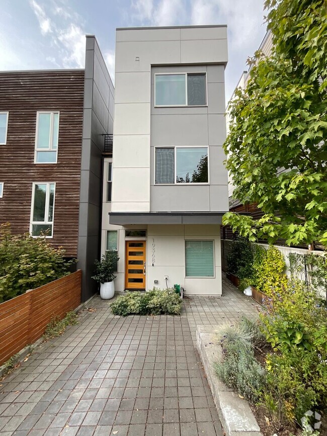 Building Photo - QUEEN ANNE 3 BED, 2 BATH TOWNHOME FOR RENT...