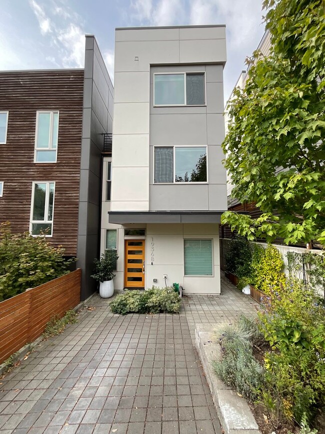 QUEEN ANNE 3 BED, 2 BATH TOWNHOME FOR RENT... - QUEEN ANNE 3 BED, 2 BATH TOWNHOME FOR RENT...