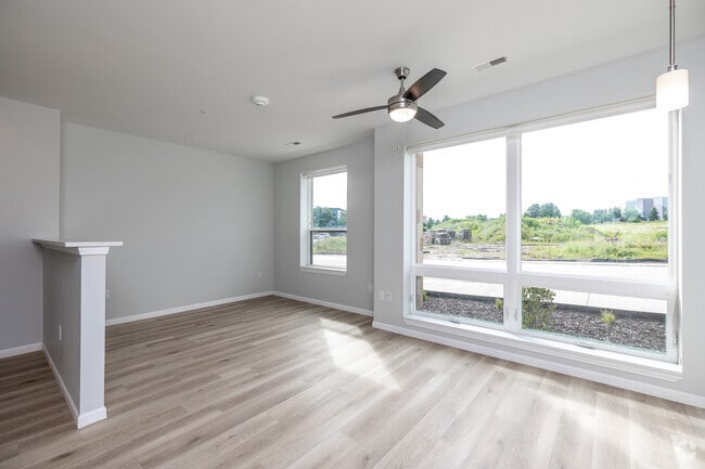 Studio - 591 SF - Living Room