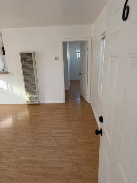 Pisos nuevos en todas partes que conducen a un dormitorio privado con baño. - 4626 E 7th St Unidad upstairs 1bed 1bath