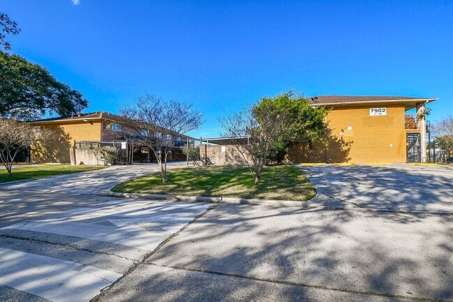 Building Photo - 7906 Prestwood Dr