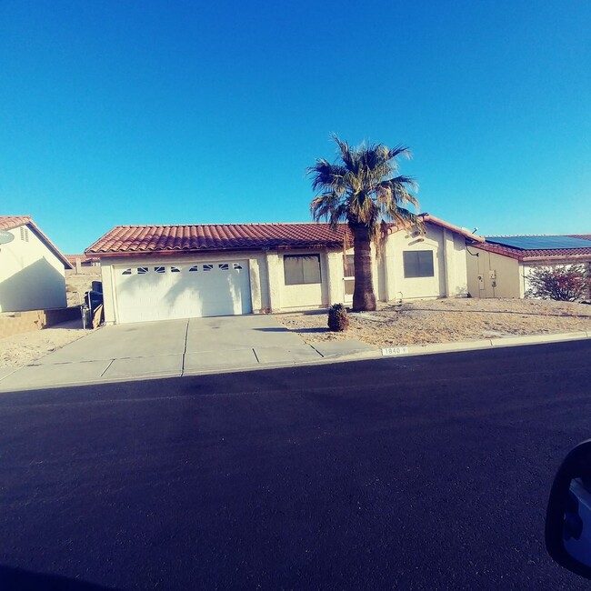 SINGLE FAMILY HOME WITH 2 CAR GARAGE - SINGLE FAMILY HOME WITH 2 CAR GARAGE