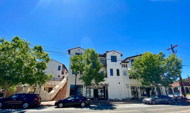 Side view of Del Rey - Del Rey Plaza