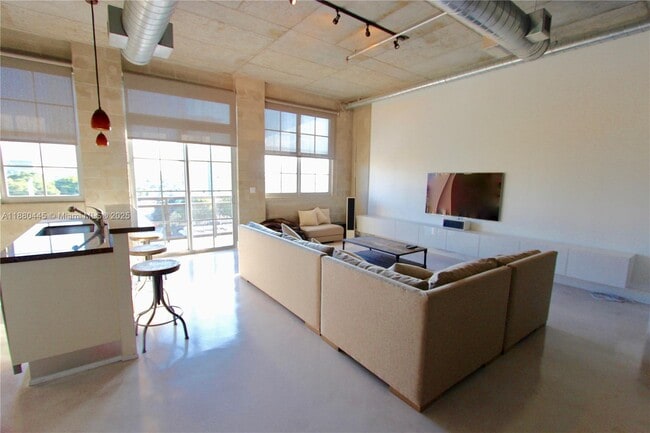 Building Photo - 410 NW 1st Ave Unit 504 Rental