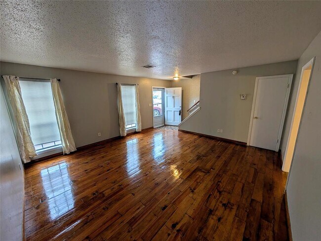 Photo - 1305 Rebecca Ln