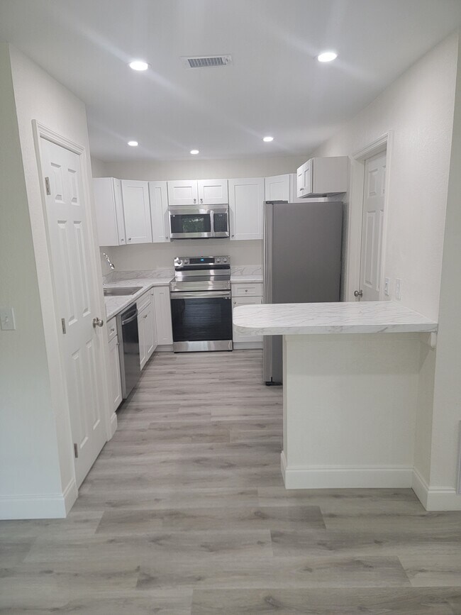 Photo - 109 W 5th St