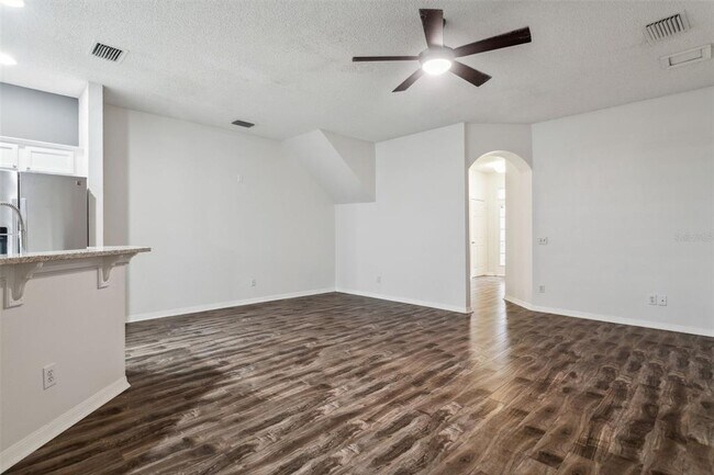 Photo - 655 Vallance Way NE