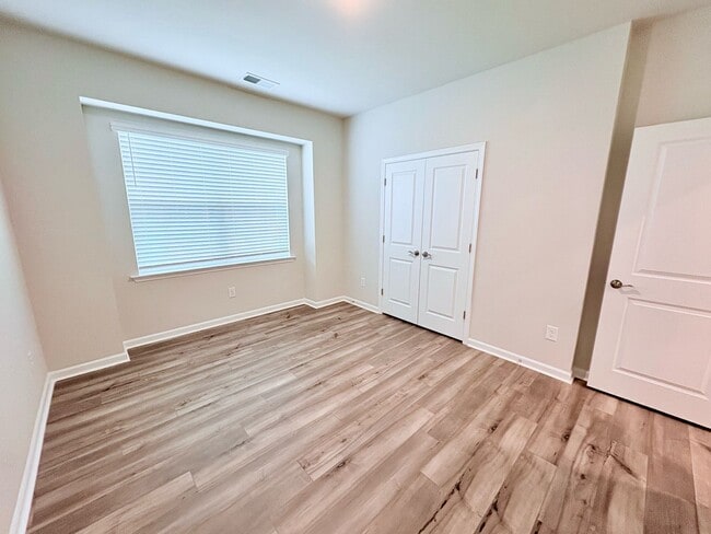 Photo - 137 Somerset Ln