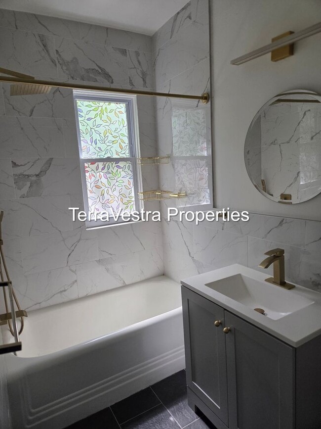 Building Photo - 28 W Madison Ave Unit 1R