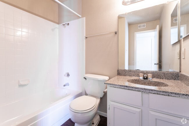 2BR,2BA - 902SF B4 - BATHROOM