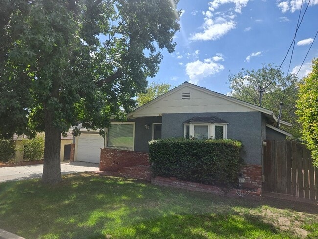 Building Photo - 2 Bedroom in La Crescenta Rental