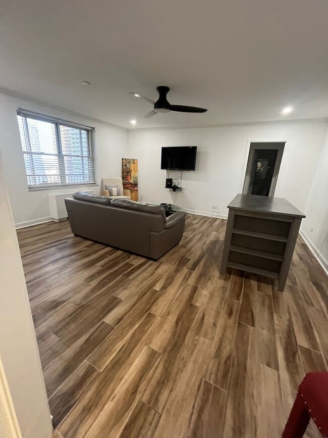 Building Photo - 300 Peachtree Rd NE Rental
