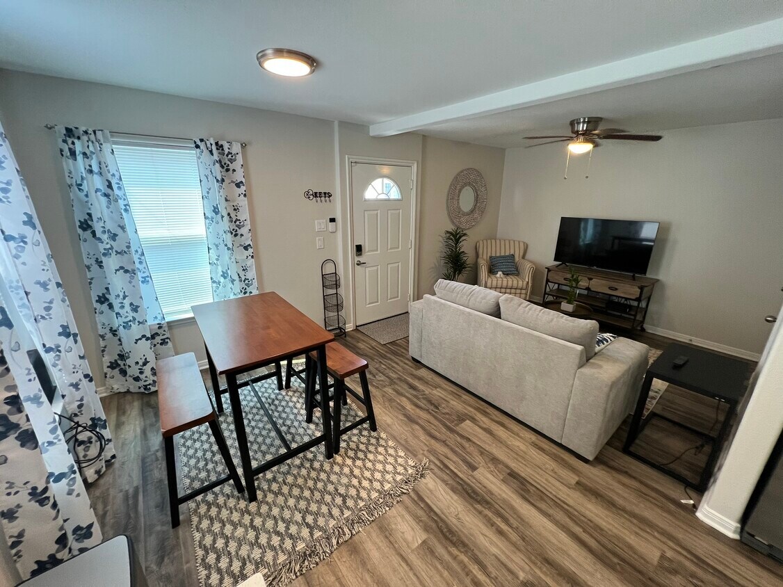 Living - 110 N Burr St (Houston, TX)