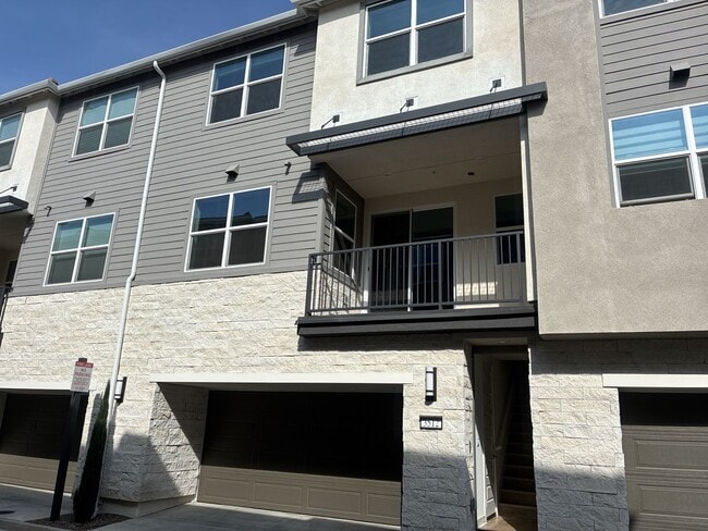 Building Photo - Modern 3-story townhouse in Ontario